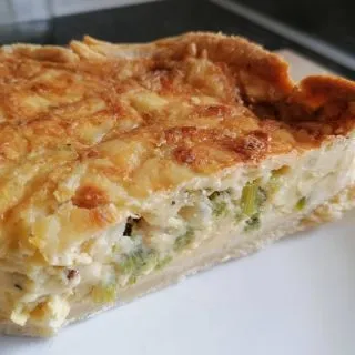 HOGWEED CHEESE AND ONION QUICHE

Common Hogweed (Heracleum sphondylium) is a member of the carrot family, caution is advised whilst foraging plants in this family. Although it contains some of our most tasty plants cultivated and wild (Carrot, Parsley, Celery, Coriander, Parsnip Ground Elder, Cow Parsley to name but a few) it also contains some of the most poisonous ones I know of in the Northern Hemisphere (Poison Hemlock and Hemlock water drop wort) . It also has a bigger brother called Giant Hogweed that contains phototoxic sap and can cause horrible burns to skin when exposed to sunlight. Common Hogweed and many other plants in this family contain this sap but in smaller amounts,so care should be taken when picking in the sun especially if you have sensitive skin.
Common Hogweed is a very tasty plant indeed and one i eat lots of in many stages of its growth and in many dishes. More information can be found at www.forageuk.co.uk in the plant guide about Hogweed.. But today I have made Quiche, and it sure tastes good.

For recipes and knowledge, on how to use and safely identify this plant and its not so desirable family members and a chance to taste this and other wild edibles, contact me for small group and one to one walks and courses.. Follow me  Forage UK on Facebook or forageuk59 on Instagram .
#Forageuk #Foraging #Wildfood #eatgreen #Plantbased #Pesticidefree #Organicfood #Wildfoodwalks #Nature #Eatyourweeds #plasticfree #Zerowastelifestyle #Zerowaste #Forageyourfood #Experiencedays #Rewild #Reconnectwithnature #Meatfree