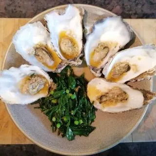 Oysters cooked in  garlic butter with a side of Marsh samphire, Sea perslane, freshly picked garden peas and baby sea beet leaves, cooked in butter with a dash of lemon..
After a spot of seaside foraging and all that sea air this weekend what could be be better. Mmmm #Forageuk #foraging #Wildfood #eatgreen #Plantbased #pesticidefree #organicfood #Wildfoodwalks #forageyourfood #oyster #oysterrecipes #seasideforaging